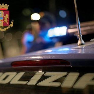 Auto non si ferma all’alt della Polizia a Varese, si dà alla fuga e va fuori strada in Valganna