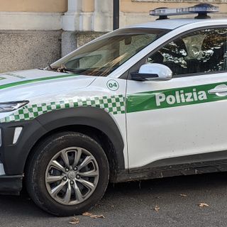 Scappa dopo un incidente, rintracciato dalla polizia locale per fuga e denunciato per omissione di soccorso