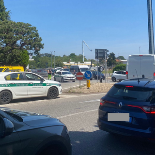 Una pattuglia della Polizia locale sul posto dell'incidente