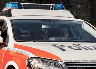 Auto finisce fuori strada e prende fuoco: ferita gravemente una 20enne in Canton Ticino
