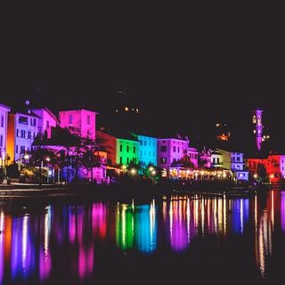 Lo spettacolo delle luminarie natalizie di Porto Ceresio, che torneranno a illuminare il lungolago a partire da domenica