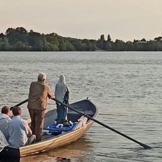 Un momento della processione via lago di venerdì sera