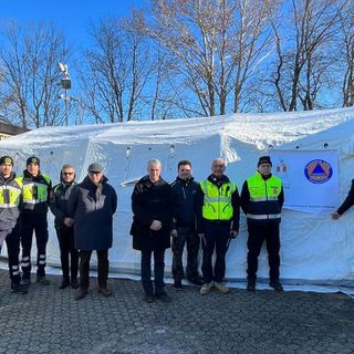 Il sindaco Galimberti e l'assessore Catalano nella sede della protezione civile di Varese davanti alla nuova tenda per la gestione delle emergenze