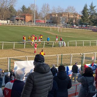 Gli applausi del pubblico del Varese all'uscita dal campo dei biancorossi