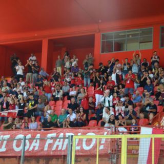 Il pubblico della tribuna applaude il Varese (foto Ezio Macchi)