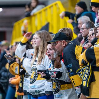 FOTOGALLERY Dai piccoli cestisti e hockeysti a mister Spilli: festa per 857 all'Acinque Ice Arena