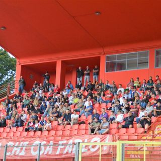 Il pubblico del Franco Ossola domenica scorsa contro la Vogherese (foto Ezio Macchi)