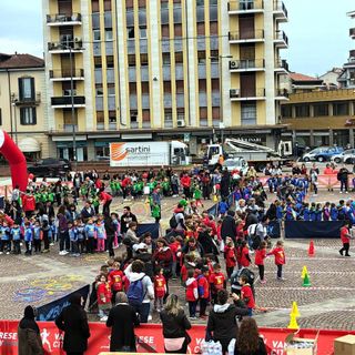 La carica dei 400 bambini invade piazza Repubblica per le Pulciniadi