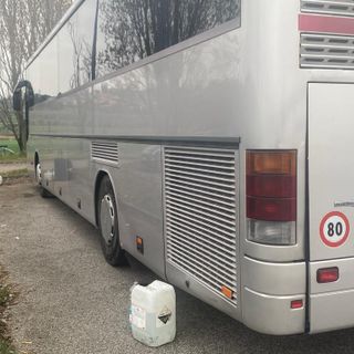 L'ormai celeberrimo pullman dell'anteguerra che ha condotto il Varese ieri in trasferta e che si è poi rotto
