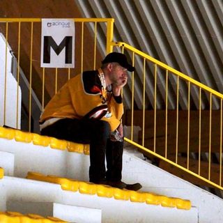 Il mondo è impazzito eppure un "puntino" giallonero presente su ogni pista rimane da solo in curva a vivere la festa. Perché è troppo bello godere della gioia di tutti per i Mastini in trionfo dopo 27 anni