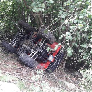 FOTO. Baceno, si ribaltano con il quad mentre trasportano della legna e restano bloccati sotto il veicolo