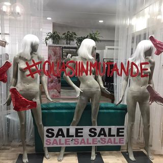 FOTO. «Siamo quasi in mutande»: la protesta dei commercianti di Galleria Manzoni lascia il segno