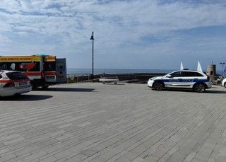 Tragedia in Liguria, accusa un malore in spiaggia: morto un turista della provincia di Varese