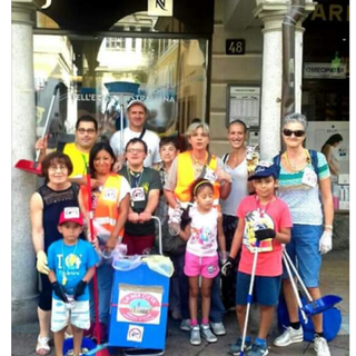 VARESE, IL GESTO PIÙ BELLO. I bambini con bicchierini e fischietti ripuliscono corso Matteotti