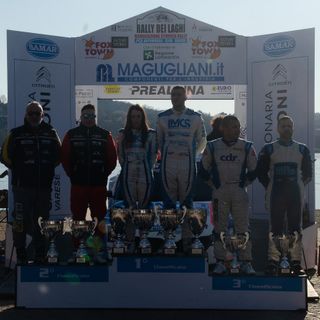 Il podio del Rally Internazionale dei Laghi 2022. Da sinistra: Cobra e Giò Di Palma, Alessia Muffolini e Andrea Spataro , Giuseppe Freguglia e Marco Pollicino