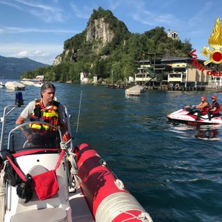 Scompare un uomo: si cerca tra le acque del lago Maggiore a Caldè