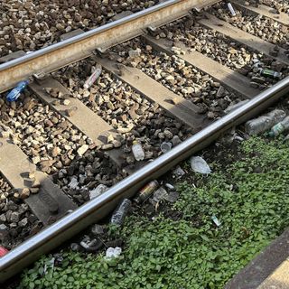 VIDEO. Sfreccia l'inciviltà sui binari