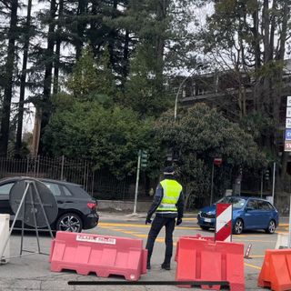 La polizia locale controlla la circolazione alla nuova rotonda di largo Flaiano