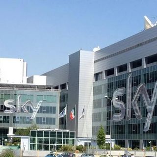 Abitava a Germignaga l'uomo morto dopo la tentata intrusione nella sede di Sky. Disposta l'autospia, indagate le due guardie
