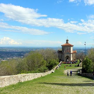 Sacro Monte, i negozianti dettano le priorità: segnaletica, viabilità e informazione