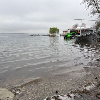 Maltempo, torna a salire il livello del lago di Varese: alla Schiranna si lavora "a mollo"