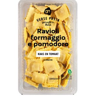 La grande famiglia dello Scoiattolo e, sotto nella gallery, i rendering del nuovo stabilimento pronto nel 2024 (progetto architettonico e immagini di AGF architetti) e l'indimenticabile Umberto Belletti, da cui nacque il sogno della pasta fresca e dei ravioli made in Varese