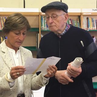 VIDEO E FOTO. Il bidello-poeta di Busto compie 91 anni e i "suoi" bambini gli cantano: «Tanti auguri Severino»