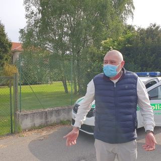 Il sindaco di Samarate, Enrico Puricelli, sul luogo del duplice omicidio