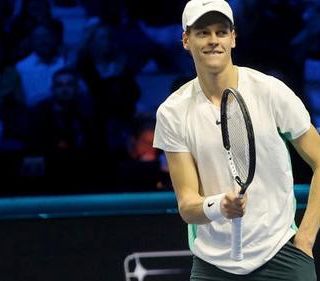 Sinner fa l'impresa: batte per la prima volta Djokovic e 'vede' le semifinali delle Atp Finals