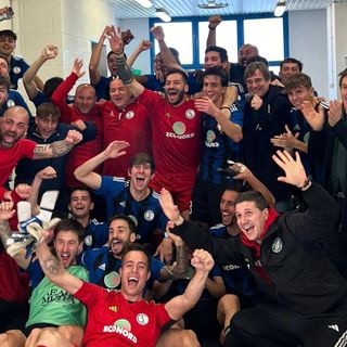 La festa nello spogliatoio della Solbiatese che a Lignano Sabbiadoro conquista l'accesso alla semifinale di Coppa Italia nazionale di Eccellenza. Sotto in gallery il rigore decisivo, molto contestato, con cui Lo Sicco a 6 minuti dal 90' porta in finale della Coppa Italia de serie D il Follonica Gavorrano ed elimina la Varesina, battuta 2-1