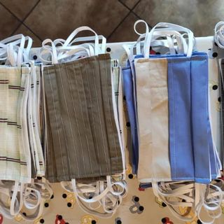 Alcune mascherine cucite a mano e prodotte dall'associazione Sos Varese Aiuta Alcune mascherine cucite a mano e prodotte dall'associazione Sos Varese Aiuta