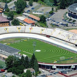 Laggiù, dietro i distinti del Franco Ossola, l'area del vecchio campo in sabbia verrà presto riqualificata