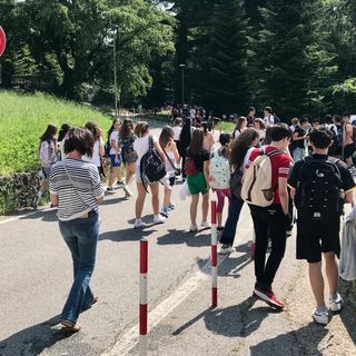 Studenti all'uscita da scuola al liceo Manzoni