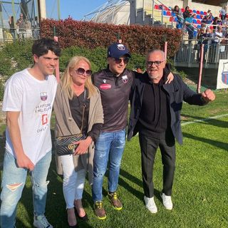 Da destra Lino Di Caro e la sua famiglia rossoblu: oggi il patron compie 60 anni