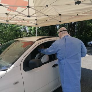 VIDEO. Coronavirus, duecento tamponi al giorno per gli operatori sanitari nella postazione “drive in” di Varese