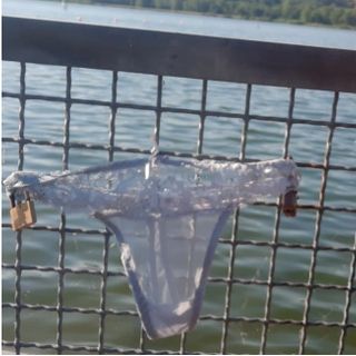 Mutandine appese al posto dei lucchetti, la lingerie nuovo simbolo dell'amore eterno