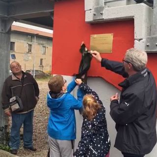 VIDEO. I figli di Gianmario Rossi inaugurano il nuovo campo da rugby nel nome di papà. «I giocatori come te non muoiono mai. Al massimo passano la palla»