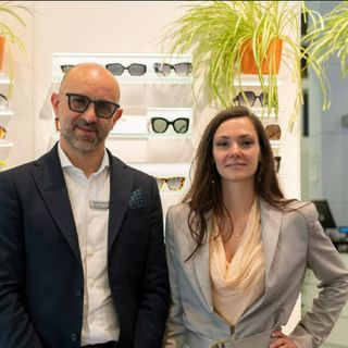 Fabrizio Vettore, a sinistra, Ottico Optometrista, titolare di Vettore Ottica, con Elena Zoja (foto Fabio Cadringher)