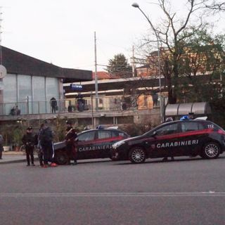 Karaoke "molesto" sotto i portici, scoppia la lite e arrivano i carabinieri