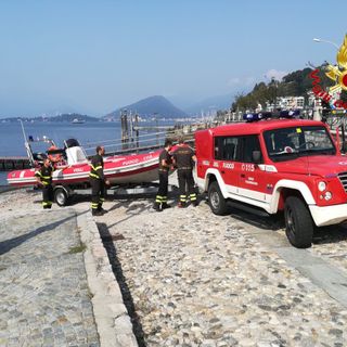 Cade dal traghetto, si cerca una persona dispersa nel lago Maggiore