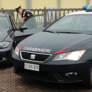 I carabinieri durante la perquisizione della Bmw con targhe e documenti falsi