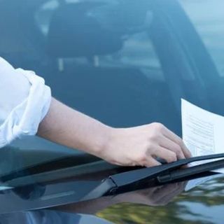 Sacro Monte, parcheggio selvaggio sulla Via Sacra: scattano le multe Sacro Monte, parcheggio selvaggio sulla Via Sacra: scattano le multe