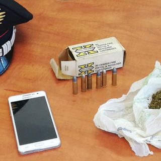 In camera da letto nascondeva marijuana e munizioni: giovane denunciato