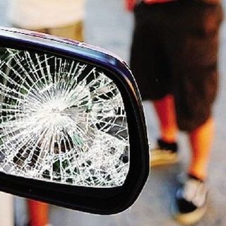 Tenta la truffa dello specchietto, ma questa volta viene scoperto