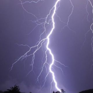 Dopo il vento e i fulmini di ieri, oggi ci attendono altri temporali. Minima della notte sotto i 20 gradi