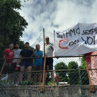Lo striscione esposto questa mattina alla rifinitura da un gruppo di tifosi del Varese che domani sarà presente a Sanremo