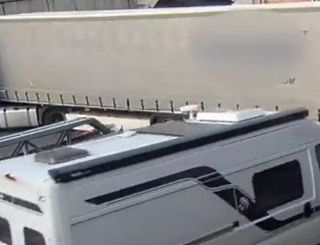 VIDEO Altra follia sulla A10: un tir e un'auto fanno inversione a U prima della galleria di Genova Aeroporto