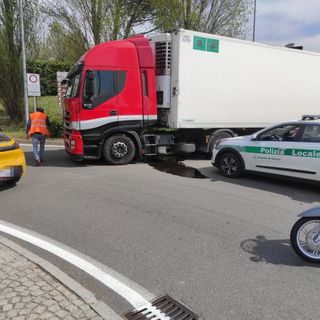 Tir in panne blocca la strada del Lago, traffico deviato su via Corridoni