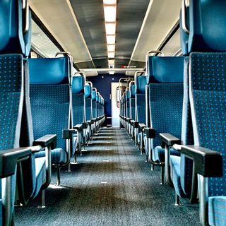 Writers imbrattano il vagone del treno a Porto Ceresio: tre giovani nei guai