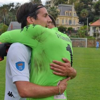 L'abbraccio Mapelli-Trombini dopo la vittoria in finale playoff di Sanremo: qui c'è tutto dell'alchimia vincente biancorossa (foto Ezio Macchi)